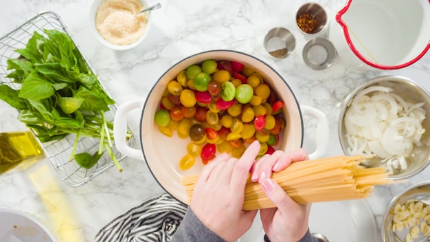 Zbliżenie na przygotowywane danie