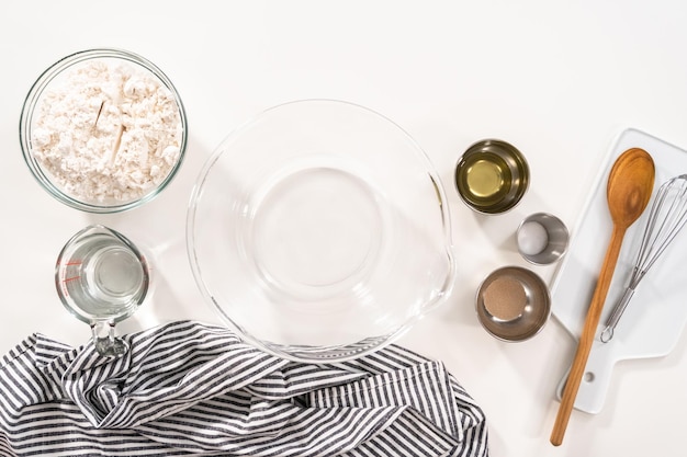 Kuchnia z talerzami i składnikami